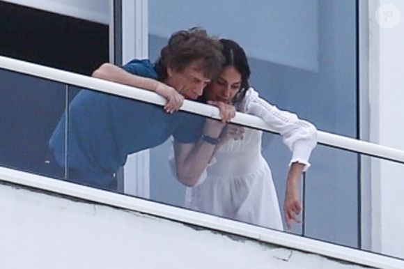 Dans leurs colonnes ce 10 avril 2025, les équipes de Paris Match qui ont eu la chance de l'interviewer se sont intéressés de près à son brillant parcours en plus de sa belle romance avec Mick Jagger. 

Mick Jagger et sa compagne Melanie Hamrick au balcon de leur hôtel à Miami. Le 29 août 2019 (Backgrid USA / Bestimage).