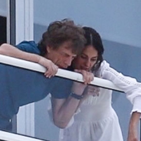 Dans leurs colonnes ce 10 avril 2025, les équipes de Paris Match qui ont eu la chance de l'interviewer se sont intéressés de près à son brillant parcours en plus de sa belle romance avec Mick Jagger. 

Mick Jagger et sa compagne Melanie Hamrick au balcon de leur hôtel à Miami. Le 29 août 2019 (Backgrid USA / Bestimage).