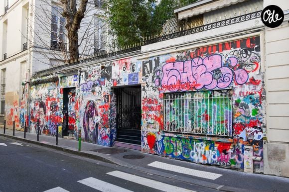 La formule complète, proposée à 17 000 euros HT, permet d’accueillir jusqu’à 50 personnes et comprend une visite exceptionnelle de la maison, conservée intacte depuis la disparition de l’artiste en 1991.

Maison de Serge Gainsbourg (35ème anniversaire de sa mort) à Paris, France, le 2 mars 2026. © Alexandre Fay/PixPlanete/Bestimage