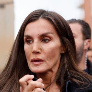 Inondations meurtrières dans le Sud de l'Espagne: le roi Felipe VI, la reine Letizia d’Espagne et la Premier Ministre Pedro Sanchez accueillis au cri d’« assassins ! » par une foule en colère. © CASA REAL/Pool via Lalo/Bestimage