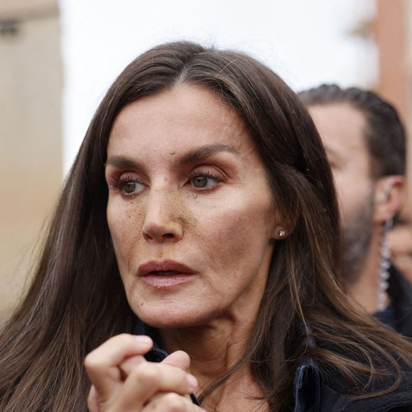 Inondations meurtrières dans le Sud de l'Espagne: le roi Felipe VI, la reine Letizia d’Espagne et la Premier Ministre Pedro Sanchez accueillis au cri d’« assassins ! » par une foule en colère. © CASA REAL/Pool via Lalo/Bestimage