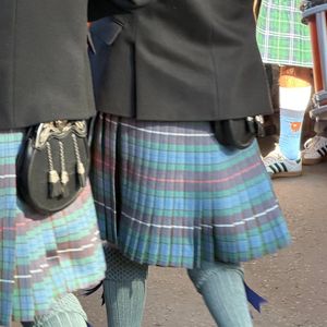 Entre les frites, la bière, les saucisses et l'incontournable haggis, les deux femmes profitent de l'atmosphère locale et s'amusent de croiser des Écossais en kilt venus souffler dans leurs cornemuses pour l'occasion. 

Iris Mittenaere Instagram