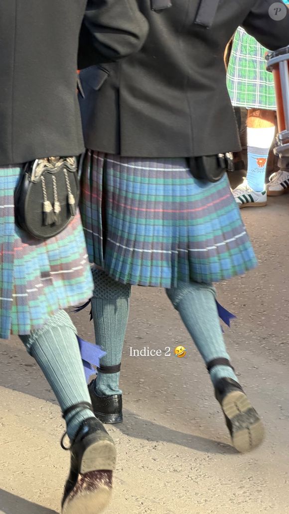 Entre les frites, la bière, les saucisses et l'incontournable haggis, les deux femmes profitent de l'atmosphère locale et s'amusent de croiser des Écossais en kilt venus souffler dans leurs cornemuses pour l'occasion. 

Iris Mittenaere Instagram