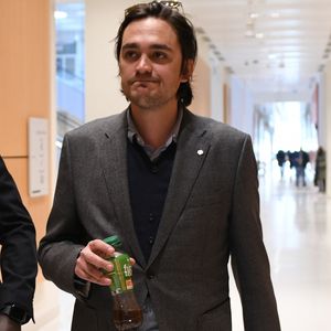 Alain-Fabien Delon arrive au tribunal correctionnel de Paris pour avoir enregistré et diffusé avec son frère Anthony Delon une conversation de leur sœur, Anouchka, avec leur père, le 5 janvier 2024, à l’époque où les désaccords de la fratrie concernant la santé d'Alain Delon, à Paris, France, le 17 mars 2026.
© Clément Prioli/Bestimage