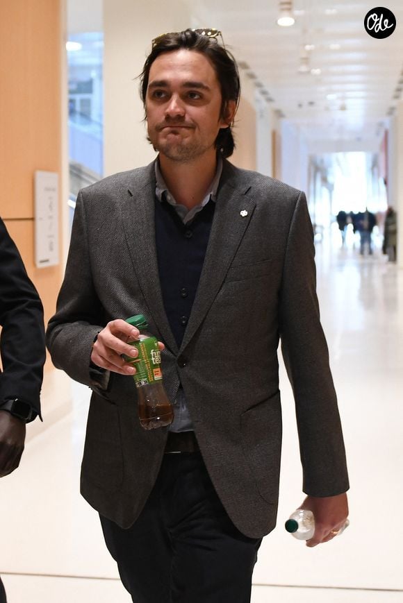Alain-Fabien Delon arrive au tribunal correctionnel de Paris pour avoir enregistré et diffusé avec son frère Anthony Delon une conversation de leur sœur, Anouchka, avec leur père, le 5 janvier 2024, à l’époque où les désaccords de la fratrie concernant la santé d'Alain Delon, à Paris, France, le 17 mars 2026. 

© Clément Prioli/Bestimage