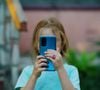 De nombreux parents finissent par offrir un smartphone à leur enfant afin de pouvoir rester en contact avec lui et savoir où il se trouve.

© Unsplash / Andrey K