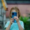 Votre enfant réclame son premier téléphone ? Cette alternative permet de rester en contact sans lui donner accès aux réseaux sociaux