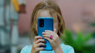 Votre enfant réclame son premier téléphone ? Cette alternative permet de rester en contact sans lui donner accès aux réseaux sociaux