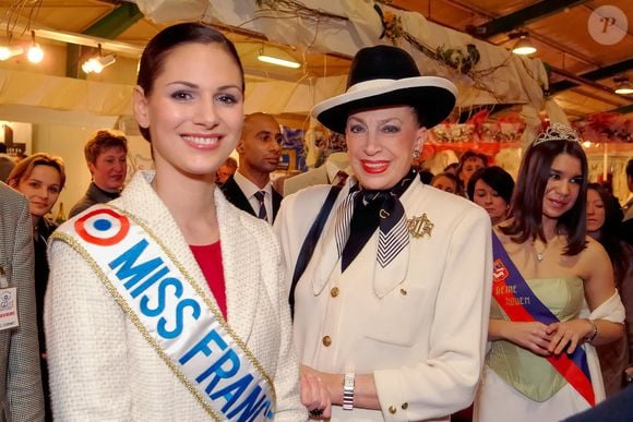 Genevieve de Fontenay lors de l'inauguration du salon du mariage au parc des expositions de Rouen le 30 janvier 2004 avec Laetitia Bleger, Miss France 2004 - Photo by Leitenberger S/ANDBZ/ABACAPRESS.COM