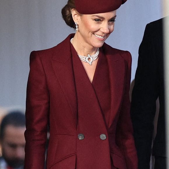 Encore fragile, la princesse n'assistera pas au dîner d'Etat organisé ce mardi soir. 

Kate Middleton, princesse de Galles, lors d'une cérémonie d'accueil de l'émir du Qatar Sheikh Tamim bin Hamad Al Thani et de son épouse Sheikha Jawaher à Horse Guards Parade, Londres, pendant la visite d'État au Royaume-Uni de l'émir du Qatar et de la première de ses trois épouses. Londres, Royaume-Uni, mardi 3 décembre 2024. Photo by Stephen Lock/i-Images/ABACAPRESS.COM