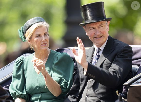 Sophie Rhys-Jones, duchesse d'Edimbourg, Timothy Laurence, - Les membres de la famille royale britannique arrivent à Buckingham Palace pour la cérémonie Trooping the Colour à Londres, le 14 juin 2025. Affecté par le crash du Boeing 787 Dreamliner à Ahmedabad du 12 juin, le souverain et les officiels porteront un brassard noir en hommage aux plus de 270 victimes. Bon nombre d'elles étaient des ressortissants britanniques.
© Goff Inf / Bestimage