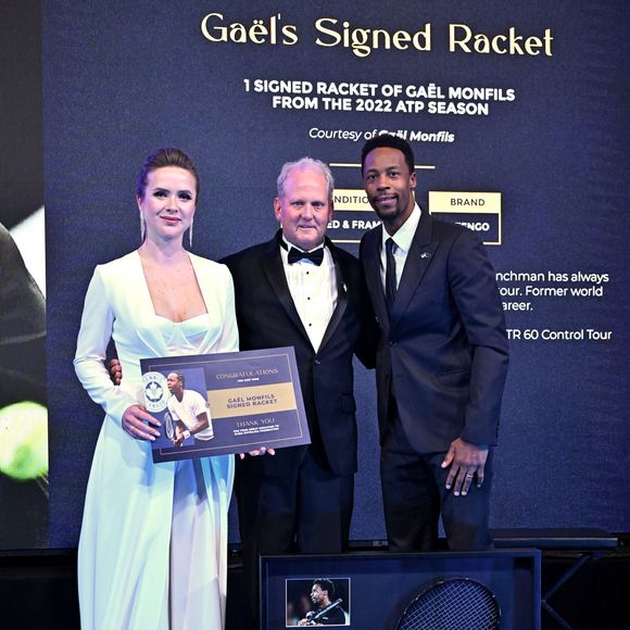 Exclusif - Elina Svitolina, le gagnant de la raquette signée par Gaël Monfils, et Gaël Monfils - Gala annuel de la Fondation Elina Svitolina au Yacht Club de Monaco. Le 2 décembre 2022
© Bruno Bebert / Bestimage
Le vendredi 2 décembre 2022, la Fondation Elina Svitolina a organisé une vente aux enchères lors de son dîner de gala annuel, qui s’est tenu pour la première fois au Monaco Yacht Club.

Les fonds récoltés lors de cette soirée, placée sous le Haut Patronage de Son Altesse Sérénissime le Prince Albert II de Monaco, serviront à financer les programmes mis en place par la Fondation depuis 2019 dont le programme de relance du tennis ukrainien d'après-guerre, mais aussi à poursuivre la soutien logistique et matériel apporté aux familles des bénéficiaires durement touchés par la guerre en Ukraine.
Parmi les invités de marque d'Elina Svitolina-Monfils pour l'événement, sachez que nous sommes vraiment heureux d'accueillir :
•A.Schevchenko (légende du football ukrainien),
•T.Parker (Champion NBA et All-Star Player de France),
•G.Monfils (joueur de tennis français et ancien numéro 8 mondial)
•M.Harnois (médaillée olympique en taekwondo)
•T.Miroshnechenko (présentateur de télévision ukrainien)
•L.Nikitiuk (présentatrice de télévision ukrainienne)
•M.Pokora et C.Milian
•C.Botino
•A. Karembeu
•F.DAURE : Délégué aux Relations avec la Principauté de Monaco et Subdélégué au Contrôle de gestion
•A.Popovchenko
•M.de.Passy
« J'organise le dîner de gala annuel de ma Fondation à un moment très difficile pour mon pays… Pour moi, c'est l'occasion de rappeler une fois de plus à tous que la guerre continue », déclare Elina Svitolina. "Mon objectif est de rassembler ceux qui soutiennent l'Ukraine et de trouver de nouveaux amis et partenaires pour ma Fondation, qui travaille à la fois pour soutenir les enfants talentueux et pour développer le tennis. L'équipe et moi-même croyons fermement à la victoire et pensons déjà à la restauration d'après-guerre des infrastructures sportives. Les jeunes talents qui ont fui le pays à cause de la guerre doivent savoir qu'ils seront bientôt les bienvenus chez eux ».
Plus d'une quinzaine de lots exceptionnels ont été proposés au cours de la soirée qui a réuni des invités internationaux du monde du sport et du spectacle, réunis pour l'occasion autour de la championne ukrainienne pour soutenir sa Fondation et ses actions. 
Cette soirée, placée sous le signe de la solidarité et du sport, était l'occasion de faire le point sur les actions mises en place en 2022 par la Fondation mais aussi de rencontrer des sportifs engagés lors d'un cocktail et d'un dîner dans l'un des lieux les plus emblématiques de la France : La Principauté de Monaco.