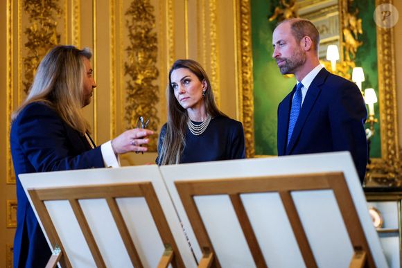 Le prince et la princesse de Galles (Le prince William, prince de Galles et Catherine "Kate" Middleton, princesse de Galles) regardant des pièces de la collection royale dans le salon vert du château de Windsor, Berkshire, au premier jour de la visite d'État au Royaume-Uni du président de la République fédérale d'Allemagne Frank-Walter Steinmeier. Date de la photo : mercredi 3 décembre 2025.  
© PA Photo/ Bestimage