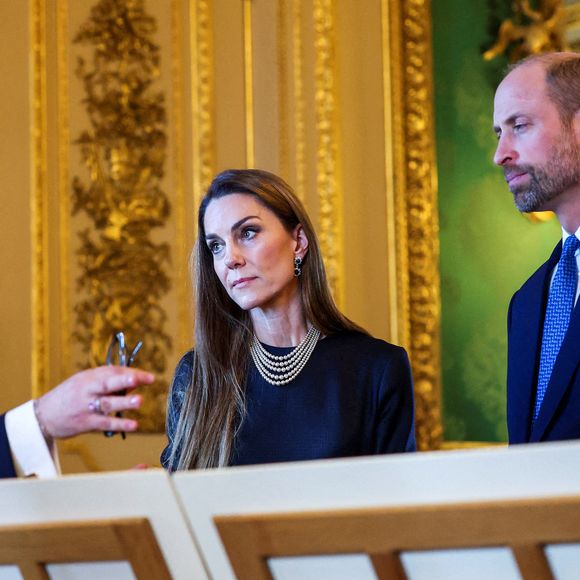 Le prince et la princesse de Galles (Le prince William, prince de Galles et Catherine "Kate" Middleton, princesse de Galles) regardant des pièces de la collection royale dans le salon vert du château de Windsor, Berkshire, au premier jour de la visite d'État au Royaume-Uni du président de la République fédérale d'Allemagne Frank-Walter Steinmeier. Date de la photo : mercredi 3 décembre 2025.  
© PA Photo/ Bestimage