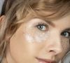 L'application de froid au réveil et des massages circulaires doux permettent de relancer la micro-circulation et de drainer les liquides.