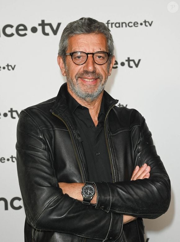 Michel Cymes au photocall pour la conférence de presse de rentrée de France TV à la Grande Halle de la Villette à Paris, France, le 6 juillet 2022. © Coadic Guirec/Bestimage