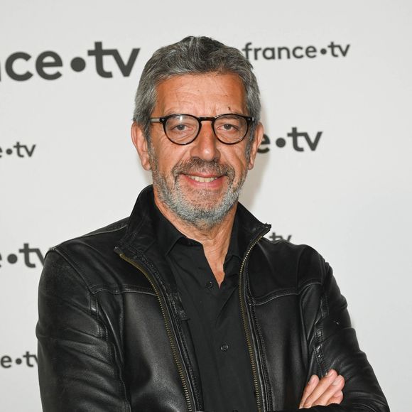 Michel Cymes au photocall pour la conférence de presse de rentrée de France TV à la Grande Halle de la Villette à Paris, France, le 6 juillet 2022. © Coadic Guirec/Bestimage