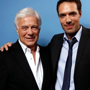 Il était père de quatre autres enfants dont Nicolas Bedos.
Guy Bedos et Nicolas Bedos posant lors d'une séance de portrait à Paris, France, mars 2011. Photo par VIM/ABACAPRESS.COM