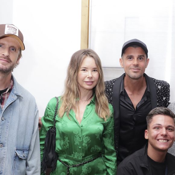 Romane Serda, qui fut la compagne de Renaud entre 1999 et 2011, figurait aussi parmi les invités de Philippe Shangti, au studio Harcourt. Elle a posé aux côtés de Florent Peyre et de Philippe Lacheau, eux aussi conviés.

Philippe Lacheau, Romane Serda, Mayane, Sofian Ribes, Philippe Shangti, Florent Peyre, lors de la présentation de l'œuvre "No Judgement here" de Philippe Shangti au studio Harcourt à Paris le 4 juin 2025. © Jack Tribeca / Bestimage