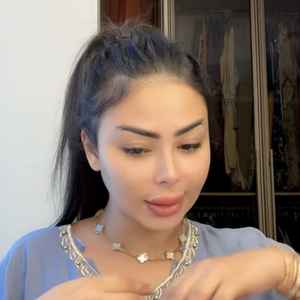 En effet, il y a bientôt dix mois, l'influenceuse s'est battue avec son ex Greg Yega lors d'une soirée à Dubaï.  Cette bagarre, filmée, lui a offert une convocation chez la police dubaïote, ainsi qu'une interdiction de circuler hors du pays tant que la procédure n'est pas conclue. 

Maëva Ghennam le 7 mars 2026 en story Instagram