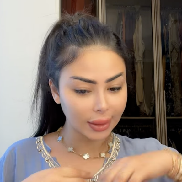 En effet, il y a bientôt dix mois, l'influenceuse s'est battue avec son ex Greg Yega lors d'une soirée à Dubaï.  Cette bagarre, filmée, lui a offert une convocation chez la police dubaïote, ainsi qu'une interdiction de circuler hors du pays tant que la procédure n'est pas conclue. 

Maëva Ghennam le 7 mars 2026 en story Instagram