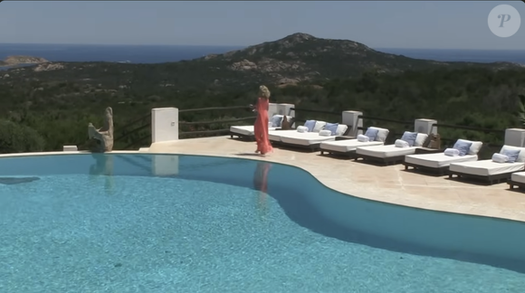 L’intérieur est lumineux et décoré avec goût, avec de nombreuses plantes et des meubles originaux.

La famille Bourbon des Deux-Siciles possède une maison en Sardaigne.  Capture d'écran Youtube
