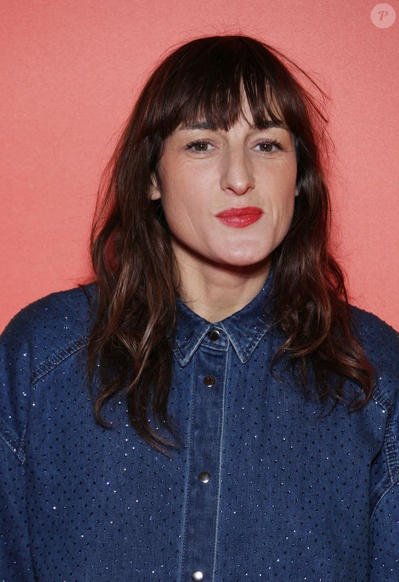 Mais Juliette Armanet estime avoir les épaules assez larges pour être "une bonne maman" tout en continuant à être une artiste bourrée de talents. 
Juliette Armanet à la première du film "La chambre d'à côté" au cinéma Pathé Palace. Paris, 16 décembre 2024.
© Denis Guignebourg/Bestimage