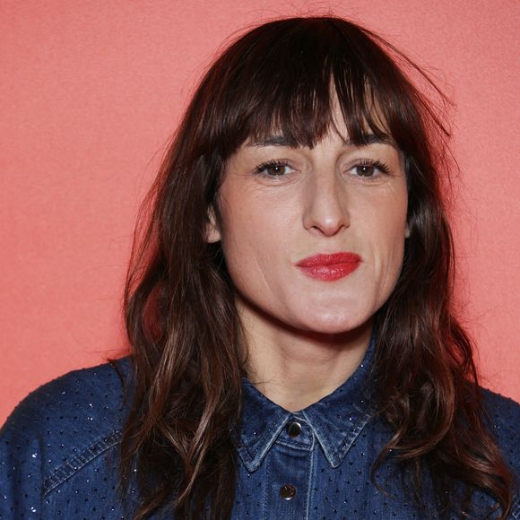 Mais Juliette Armanet estime avoir les épaules assez larges pour être "une bonne maman" tout en continuant à être une artiste bourrée de talents. 
Juliette Armanet à la première du film "La chambre d'à côté" au cinéma Pathé Palace. Paris, 16 décembre 2024.
© Denis Guignebourg/Bestimage