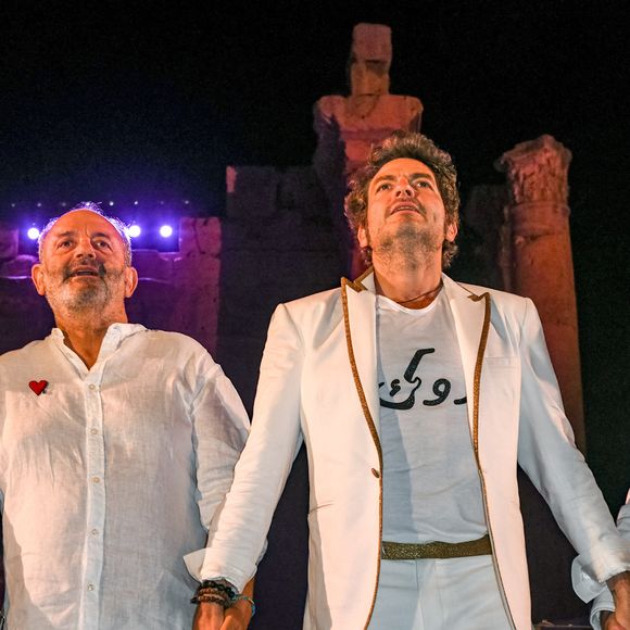 Ils ont même fait un disque et une tournée tous ensemble.

Le musicien français Matthieu Chedid, également connu sous le nom de " M " (2e à partir de la droite) joue avec son père, le chanteur Louis Chedid (2e à partir de la gauche), son frère Joseph (à droite) et sa sœur Anna (alias Nach), sur les marches du temple de Bacchus dans la ville antique de Baalbeck, à l'est de Beyrouth, au Liban, le 4 août 2018. Photo by Ammar Abd Rabbo/ABACAPRESS.COM