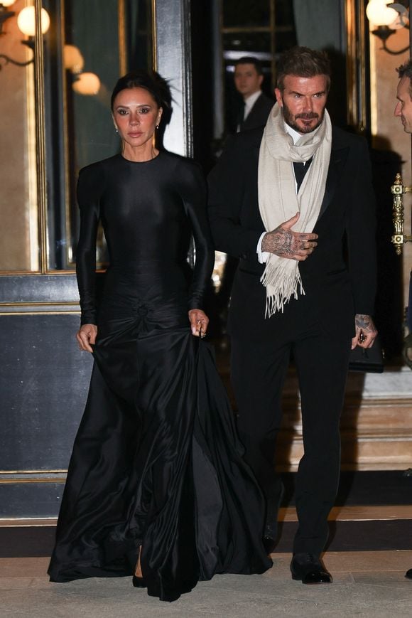 Les parents de quatre enfants se montrent plus complices que jamais à chacune de leurs sorties. 

David Beckham et sa femme Victoria à la sortie de l'hôtel "La Réserve Paris" lors de la Fashion Week de Paris, le 4 mars 2025 ©Backgrid USA / Bestimage