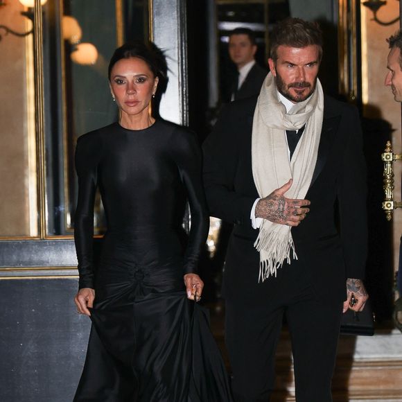Les parents de quatre enfants se montrent plus complices que jamais à chacune de leurs sorties. 

David Beckham et sa femme Victoria à la sortie de l'hôtel "La Réserve Paris" lors de la Fashion Week de Paris, le 4 mars 2025 ©Backgrid USA / Bestimage