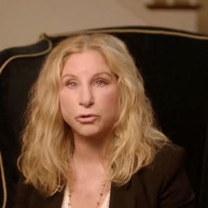Barbra Streisand évoque ses souvenirs dans l'émission "The Tonight Show" avec Jimmy Fallon. New York. Le 11 août 2021.