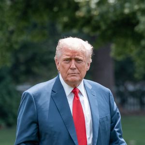 Ce n'est un secret pour personne, Donald Trump est particulièrement sensible à la gent féminine... A rappeler qu'il a aussi entaché par plusieurs scandales à cause de ses multiples dérapages présumés.

Le Président Donald Trump est revenu à la Maison Blanche depuis Camp David et a inspecté les projets de construction sur la pelouse sud, y compris un nouveau mât de drapeau qu'il a fait ajouter à l'enceinte de la Maison Blanche. (Crédit photo : © Andrew Leyden/ZUMA Press Wire)