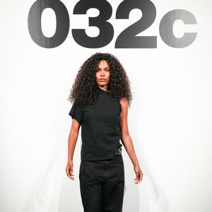 Un opportunisme qu'ils ne se sont pas gênés de souligner face à une acheteuse qui préfère la défendre : "Peut-être qu'elle les a achetées, on ne sait pas..." 

Photocall au défilé de mode Hommes printemps-été 2025 "032C" lors de la fashion week de Paris - Tina Kunakey le 20 juin 2024

Lucia Sabatelli/action press