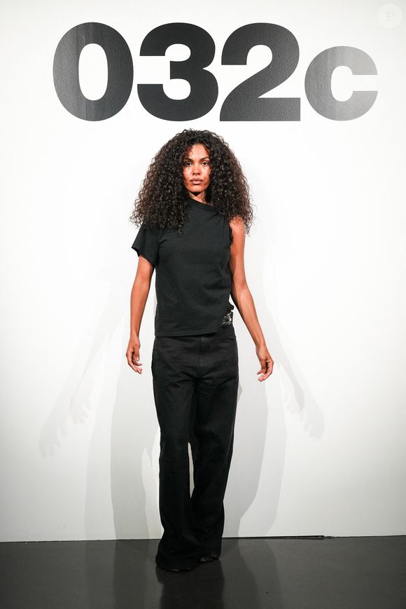 Un opportunisme qu'ils ne se sont pas gênés de souligner face à une acheteuse qui préfère la défendre : "Peut-être qu'elle les a achetées, on ne sait pas..." 

Photocall au défilé de mode Hommes printemps-été 2025 "032C" lors de la fashion week de Paris - Tina Kunakey le 20 juin 2024

Lucia Sabatelli/action press