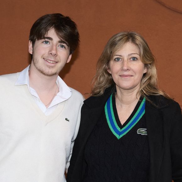 Amanda Sthers a 2 enfants : Oscar et Léon nés de sa relation avec Patrick Bruel
Amanda Sthers et son fils Oscar Bruel au village (night session) lors des Internationaux de France de tennis de Roland Garros, à Paris, France. © Jacovides-Moreau/Bestimage