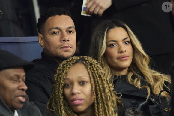 Gregory van der Wiel et sa compagne - Célébrités dans les tribunes lors du match de Ligue 1 McDonald's opposant le Paris Saint-Germain (PSG) à l'Olympique de Marseille (OM) - (3-1) au Parc des Princes à Paris le 16 mars 2025. © Cyril Moreau/Bestimage