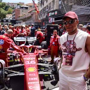Kylian Mbappé a été filmé de faire la bise à une jeune femme avant que les deux ne se mettent à discuter

Kylian Mbappé lors du Grand Prix de Formule 1 (F1) de Monaco, le 25 mai 2025. 
© DPPI / PsnewZ / Bestimage