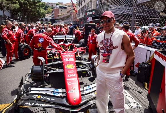 Kylian Mbappé a été filmé de faire la bise à une jeune femme avant que les deux ne se mettent à discuter

Kylian Mbappé lors du Grand Prix de Formule 1 (F1) de Monaco, le 25 mai 2025. 
© DPPI / PsnewZ / Bestimage
