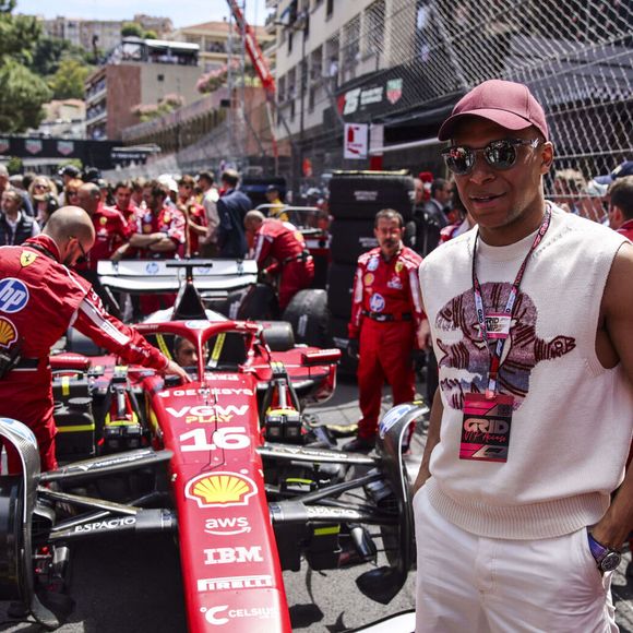 Kylian Mbappé a été filmé de faire la bise à une jeune femme avant que les deux ne se mettent à discuter

Kylian Mbappé lors du Grand Prix de Formule 1 (F1) de Monaco, le 25 mai 2025. 
© DPPI / PsnewZ / Bestimage