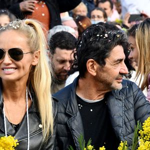 Adriana Karembeu Ohanian et son mari Aram durant la première bataille de fleurs du Carnaval de Nice 2022, Roi des Animaux, place Masséna à Nice, le 13 février 2022. © Bruno Bebert/Bestimage