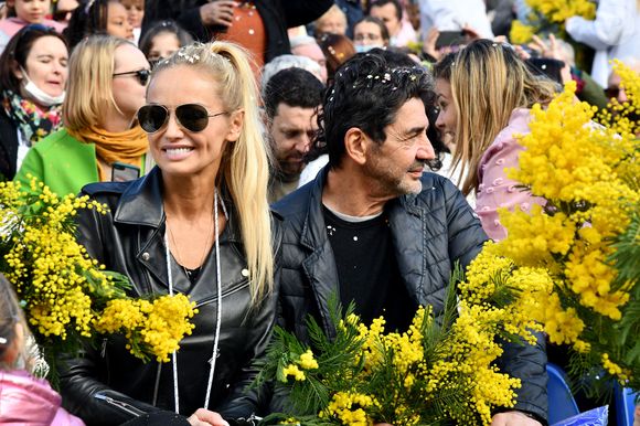 Adriana Karembeu Ohanian et son mari Aram durant la première bataille de fleurs du Carnaval de Nice 2022, Roi des Animaux, place Masséna à Nice, le 13 février 2022. © Bruno Bebert/Bestimage