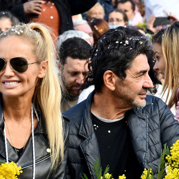 Adriana Karembeu Ohanian et son mari Aram durant la première bataille de fleurs du Carnaval de Nice 2022, Roi des Animaux, place Masséna à Nice, le 13 février 2022. © Bruno Bebert/Bestimage