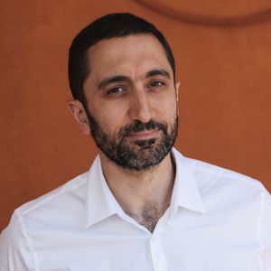 Le chroniqueur santé livre ses précieux conseils pour concilier allure, soutien lombaire et choix de chaussures.

immy Mohamed au village lors des Internationaux de France de tennis de Roland Garros 2024, à Paris, le 26 mai 2024.

© Jacovides-Moreau/Bestimage