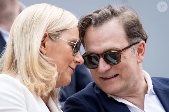 Renaud Capuçon et sa femme Laurence Ferrari en tribunes lors de la finale messieurs des Internationaux de France de Tennis de Roland Garros 2025 (jour 15), à Paris, France, le 8 juin 2025. © Cyril Moreau/Bestimage