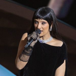 Parmi ses habitudes, elle cite le restaurant Pluto, l’une de ses adresses favorites du quartier.

Camélia Jordana assiste à la 41e cérémonie des Victoires de la Musique à La Seine Musicale le 13 février 2026 à Boulogne-Billancourt, France. © Nasser Berzane/Abacapress.com