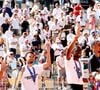 Les joueurs parisiens sont venus présenter leurs coupes ce lundi 1er juin 2026 au public du tournoi parisien, permettant cette rencontre.

Ousmane Dembele et Bradley Barcola, Désiré Doué et Warren Zaire Emery - Le Paris Saint-Germain (PSG) présente ses trophées de Ligue des champions aux Internationaux de Tennis de Roland Garros 2026, à Paris, France, le 1er juin 2026. © Jacovides-Moreau/Bestimage