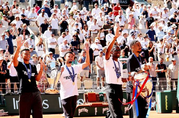 Les joueurs parisiens sont venus présenter leurs coupes ce lundi 1er juin 2026 au public du tournoi parisien, permettant cette rencontre.

Ousmane Dembele et Bradley Barcola, Désiré Doué et Warren Zaire Emery - Le Paris Saint-Germain (PSG) présente ses trophées de Ligue des champions aux Internationaux de Tennis de Roland Garros 2026, à Paris, France, le 1er juin 2026. © Jacovides-Moreau/Bestimage