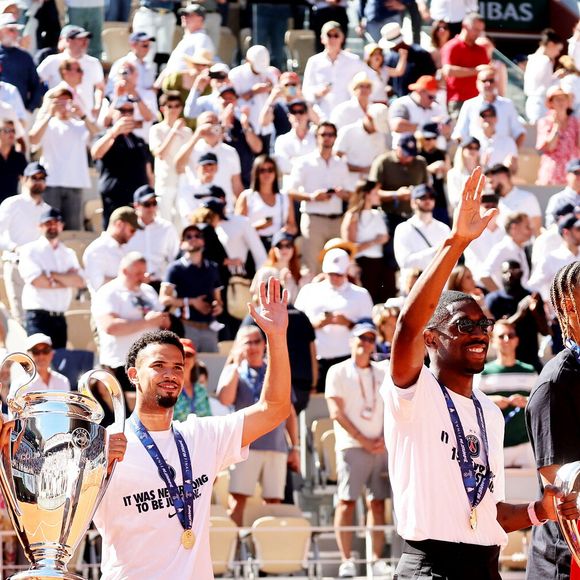 Les joueurs parisiens sont venus présenter leurs coupes ce lundi 1er juin 2026 au public du tournoi parisien, permettant cette rencontre.

Ousmane Dembele et Bradley Barcola, Désiré Doué et Warren Zaire Emery - Le Paris Saint-Germain (PSG) présente ses trophées de Ligue des champions aux Internationaux de Tennis de Roland Garros 2026, à Paris, France, le 1er juin 2026. © Jacovides-Moreau/Bestimage