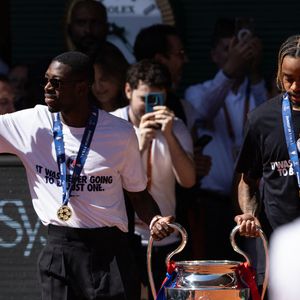 L'épouse du joueur, Rima Dembélé, a partagé sa fierté et l'euphorie de ce sacre sur les réseaux sociaux.

Ousmane Dembélé et Bradley Barcola - Le Paris Saint-Germain (PSG) présente ses trophées de Ligue des champions aux Internationaux de de Tennis de Roland Garros 2026, à Paris, France, le 1er juin 2026. © Jacovides-Moreau/Bestimage
